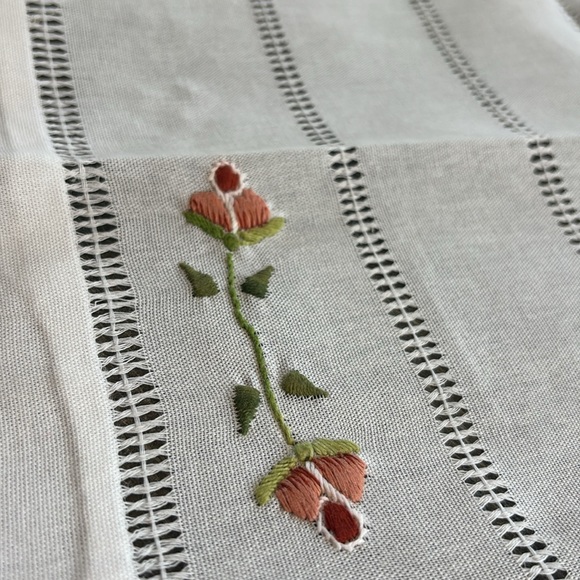 NWT Handmade Flowers Embroidered Table Runner - Picture 6 of 7